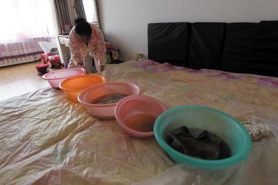 红河楼上漏水，住户失联，小区没物管，业主维权难！律师来支招……